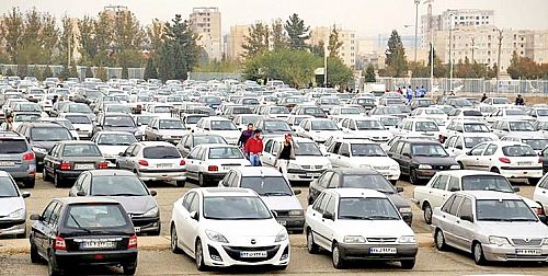 تداوم عرضه خودرو در بورس سبب کاهش قیمت‌ها در بازار می‌شود